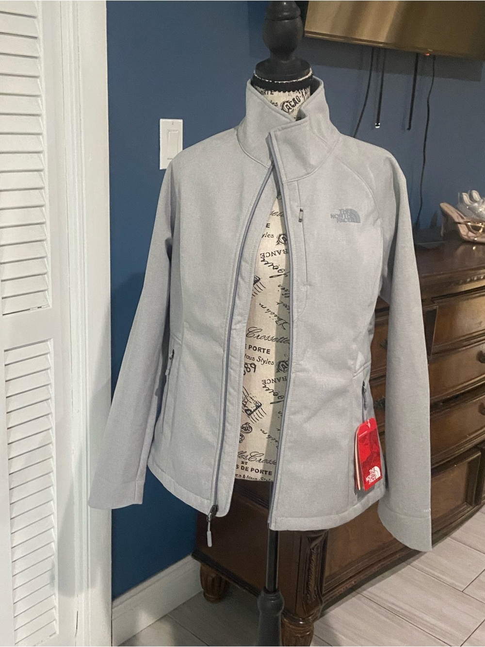 The North Face Women's Light Gray Softshell Utility Jacket - Picture 8 of 12